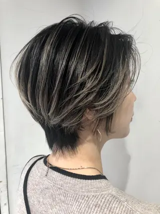 ショート 白髪ぼかしハイライト バレイヤージュヤマトのヘアスタイル