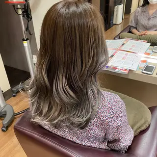 カラー 佐川 絢のヘアスタイル