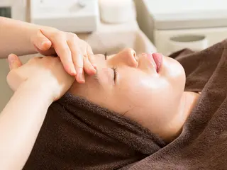 セミロング カラー パーマ ヘアアレンジ メンズ ネイル マツエク・マツパ ニキビ跡専門サロン Ainaのエステ・リラクイメージ