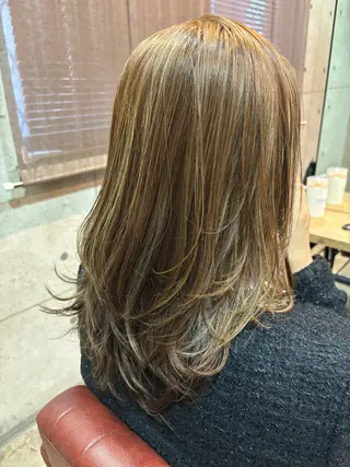 セミロング ERIKO Tのヘアスタイル
