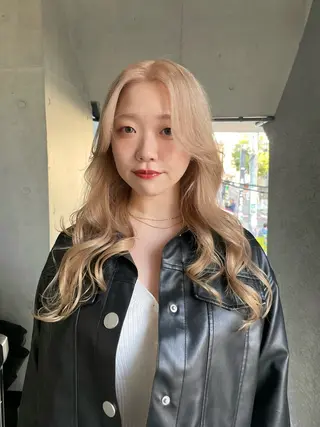 カラー ミルクティーベージュ ブリーチ🖤サヤカのヘアスタイル