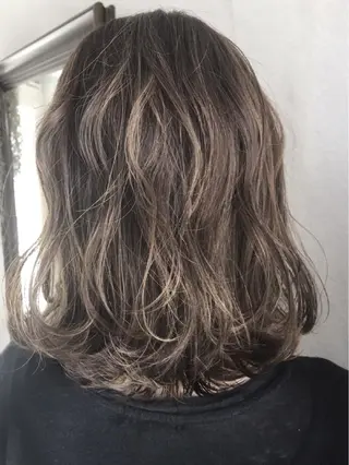 ミディアム カラー ヘアアレンジ 白髪ぼかしハイライト バレイヤージュヤマトのヘアスタイル