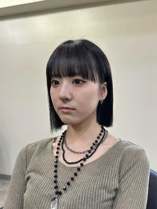 ミディアム カラー パーマ ヘアアレンジ メンズ キッズ ネイル マツエク・マツパ アイブロウ 切りっぱなしヘアボブ ミディアムヘアRYOのヘアスタイル