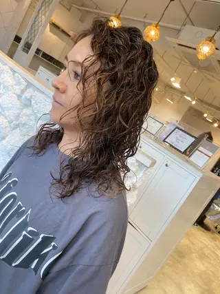 セミロング パーマ 饒平名 知也のヘアスタイル