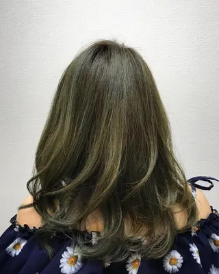 セミロング カラー 吉森 満俊のヘアスタイル