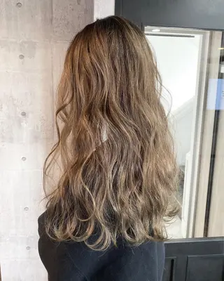 ロング カラー Mika XELVEのヘアスタイル