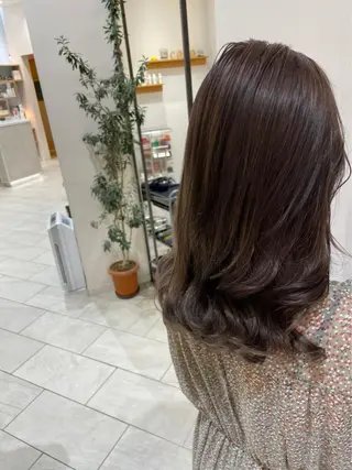 ミディアム 伊藤 麻菜実のヘアスタイル