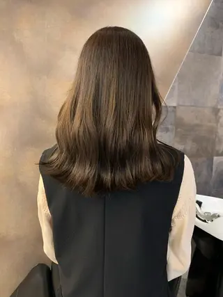 ロング カラー SAKINO． ベージュカラーのヘアスタイル