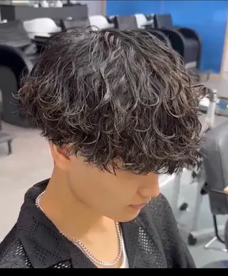 メンズ 黒染め落とし ムラ修正　ハイトーンのヘアスタイル