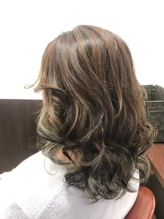 セミロング 岩尾 志保のヘアスタイル