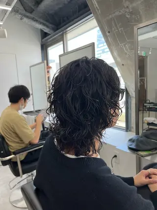 ミディアム パーマ メンズ 波巻きスパイラル🌀 新潟/万代/山下優のヘアスタイル
