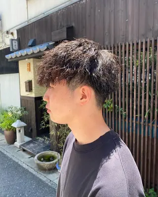ミディアム パーマ メンズ メンズ特化 岸本 阪急六甲サロンドロイのヘアスタイル