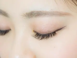 マツエク・マツパ レイヤーカット✖️ 柔らかベージュカラーのヘアスタイル