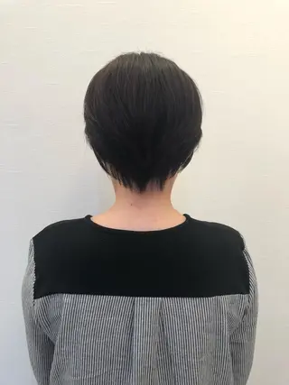 ショート ツノガイ エリのヘアスタイル