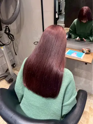 ロング 紅/透明感カラー /ハイトーン/カットのヘアスタイル
