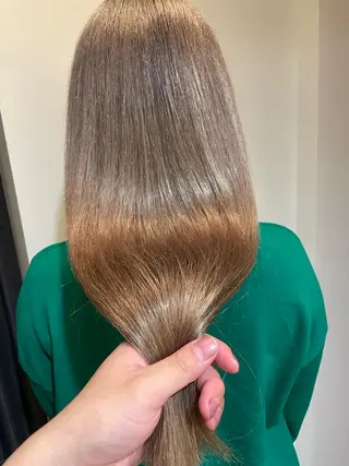 セミロング ブリーチ毛矯正.髪質 改善.髪にドラマをのヘアスタイル