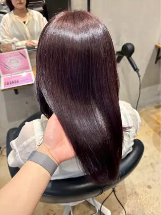 ロング 紅/透明感カラー /ハイトーン/カットのヘアスタイル