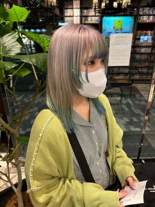 セミロング 渡部凌我 小顔ウルフ ハイトーンカラーのヘアスタイル