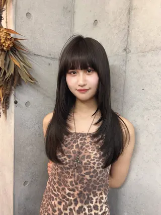 ロング ヒナ/レイヤーカット 艶感ワンカラーのヘアスタイル