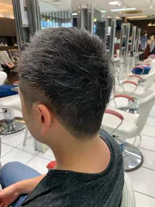 ショート アートディレクター 尾内 友美のヘアスタイル