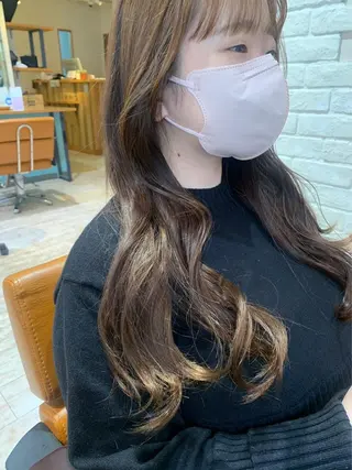 ロング ミルクティーベージュ の魔術師　manaeのヘアスタイル