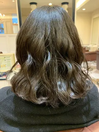 ミディアム 粟田 めぐみのヘアスタイル