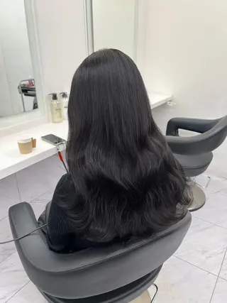 ロング 寒色/ベージュヘア ブリーチありMiOのヘアスタイル