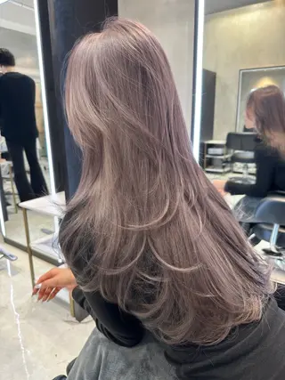 ロング カラー レイヤーカット 透明感カラーのヘアスタイル