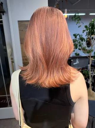 ミディアム カラー 赤みなしオリーブ ハイトーン×レイヤーのヘアスタイル