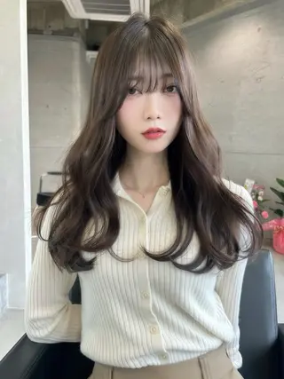 ロング 韓国🇰🇷レイヤー カットオリーブカラーのヘアスタイル