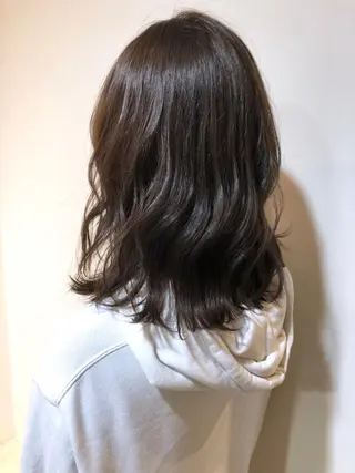 ミディアム カラー MIOベージュカラー 柔らかいカラーのヘアスタイル