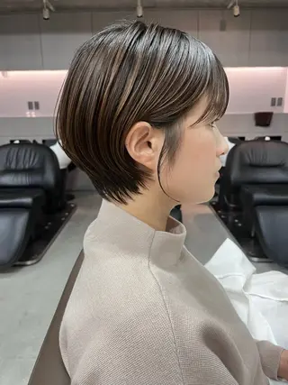 ショート カラー 曲がる縮毛矯正 センターパートのヘアスタイル