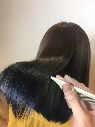 ミディアム カラー トップ スタイリストのヘアスタイル