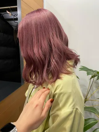 カラー ミルクティー× グレージュMOMOのヘアスタイル