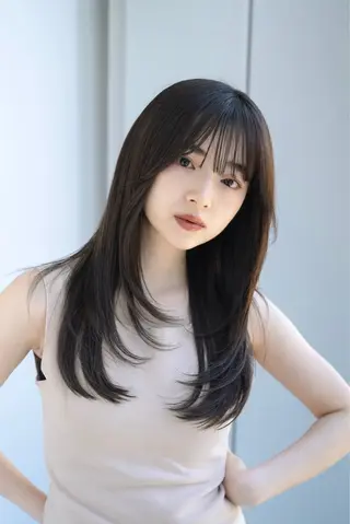 セミロング レイヤーカット/ 前髪顔周りカットのヘアスタイル