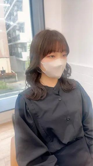 ミディアム カラー パーマ ヘアアレンジ メンズ キッズ ネイル マツエク・マツパ アイブロウ レイヤーカット／顔周 りカット/縮毛矯正のヘアスタイル