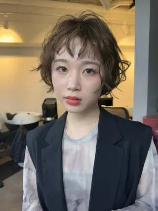 ショート カラー 切りっぱなしボブ レイヤー/縮毛矯正のヘアスタイル