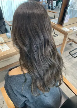 ロング カラー 岡崎 優月のヘアスタイル