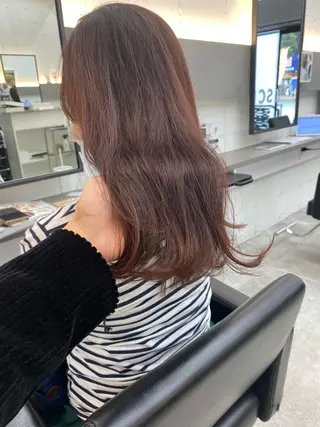 セミロング カラー 韓国🇰🇷レイヤー カットオリーブカラーのヘアスタイル