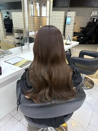 ロング 寒色/ベージュヘア ブリーチありMiOのヘアスタイル
