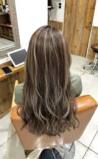 ロング カラー 吉田裕太/ハイライト ダブルカラーのヘアスタイル