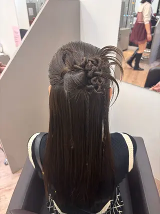 セミロング momo/レイヤー /デザインカラーのヘアスタイル