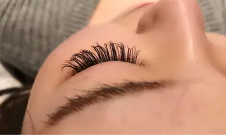 マツエク・マツパ UMEDA FIGAROのヘアスタイル