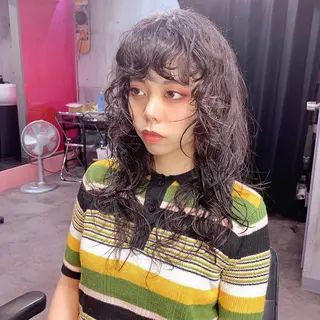 セミロング パーマ ホワイト&レイヤーカ ットエクステ長畠俊輔のヘアスタイル