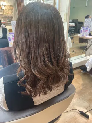セミロング 伊藤 未奈のヘアスタイル