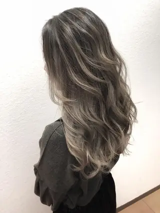 ロング biscohair 髪にドラマを。のヘアスタイル