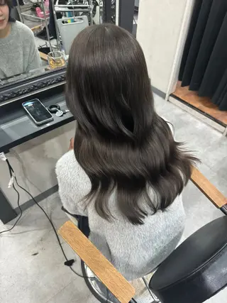 ロング 井本翔太.髪質改善. ベージュ.グレージュのヘアスタイル