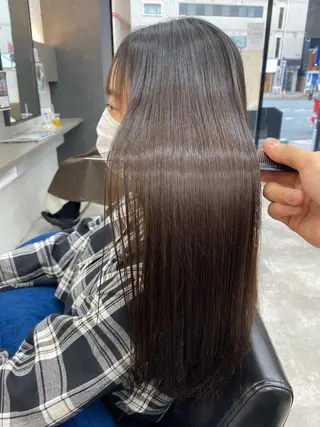 ロング 韓国🇰🇷レイヤー カットオリーブカラーのヘアスタイル