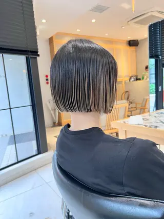 ショート カラー ミオ💎ショート 透ける暗髪のヘアスタイル