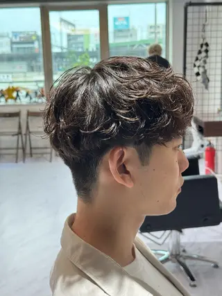 ショート パーマ メンズ 東 拓己のヘアスタイル